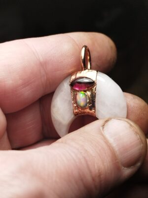 Tvořivost - galvanoplastika pokovení jeho součástí jsou tyto tři minerály růženín  , garanat a opál (Etiopie)