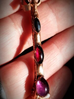 Talisman vyroben metodou galvanoplastik. Jeho součástí je kombinace tří minerálů: hematit ,granát a ametyst