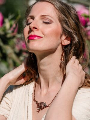 Kouzlo galvanoplastiky -pokovena větvička, neobroušený přírodní křišťál  a 3 překrásné Labradority