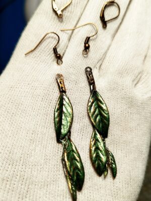 Náušnice zhotovené metodou galvanoplastika - pokoveni větvičky Skalvíku vrbolístého .