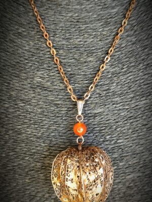 Mochyně s korálkem karneolu