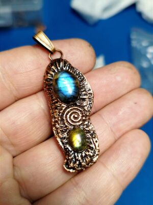 Ručně vyráběný měděný talisman s labradoritem z dílny Sirius. Originální šperk vytvořený galvanoplastikou, s ochrannou a transformační energií.