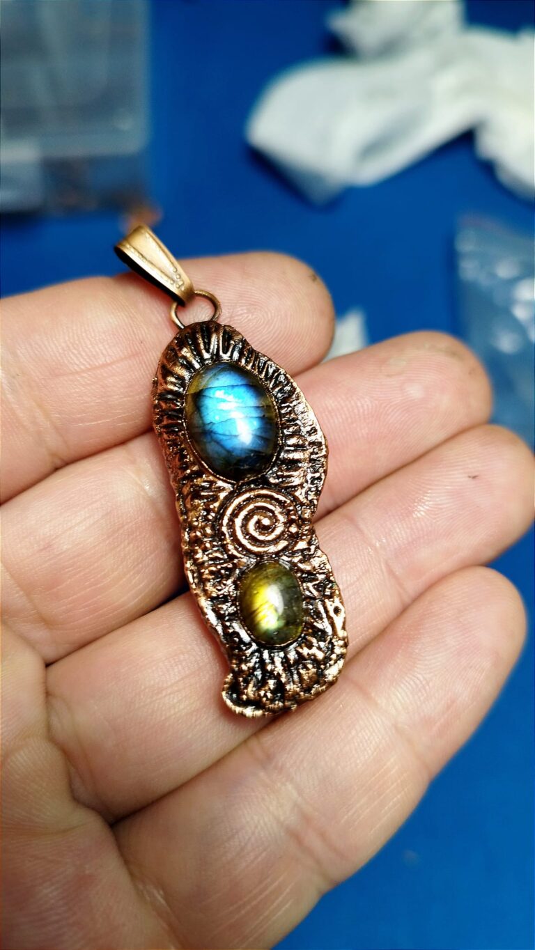 Ručně vyráběný měděný talisman s labradoritem z dílny Sirius. Originální šperk vytvořený galvanoplastikou, s ochrannou a transformační energií.