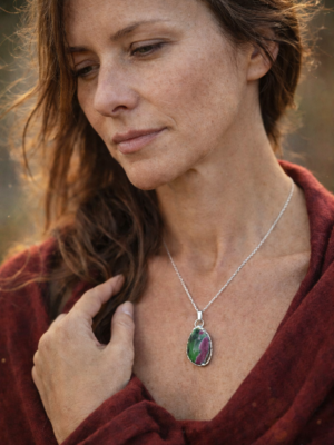 Ručně vyráběný přívěsek z rubínu v zoisitu z autorské dílny Sirius. Talisman podporující vnitřní sílu, rovnováhu a osobní transformaci.