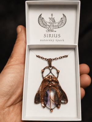 Autorský měděný talisman Přítomnost s přírodním ametystem v luxusní krabičce Sirius autorský šperk