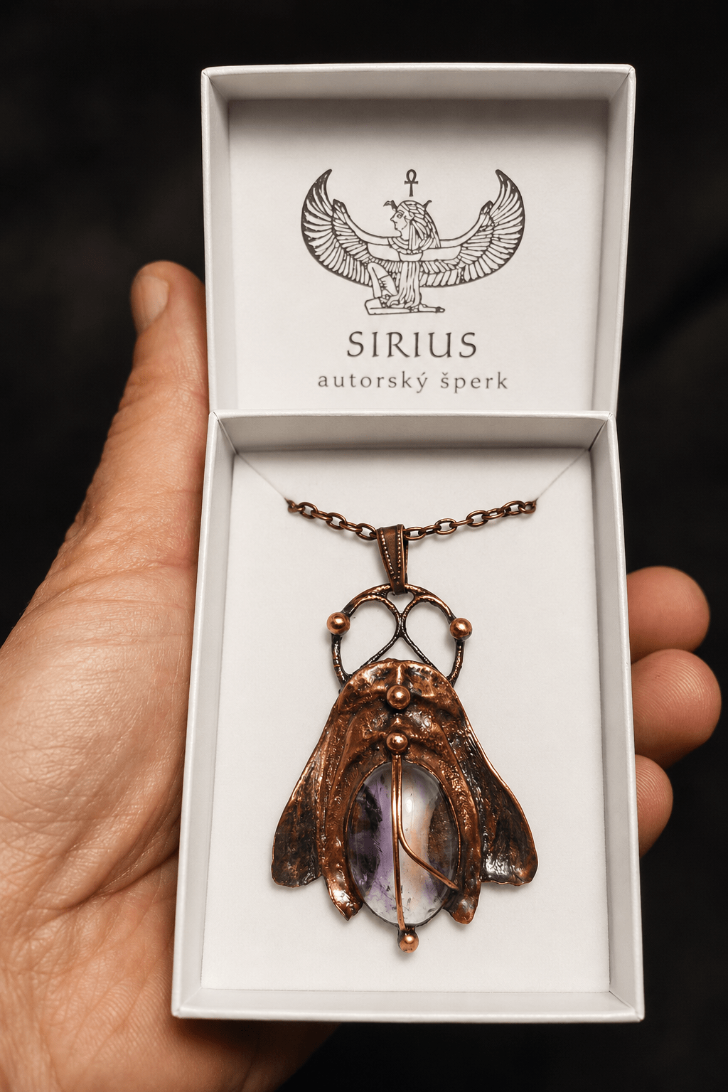 Autorský měděný talisman Přítomnost s přírodním ametystem v luxusní krabičce Sirius autorský šperk