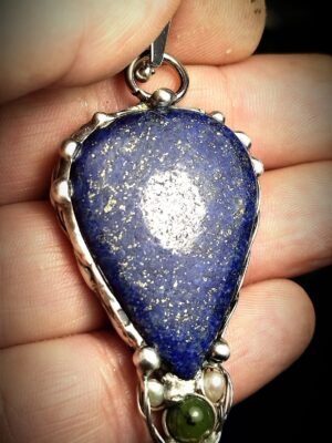 Přátelství a moudrost - lapis lazuli, prehnit a dvě malé říční perly .