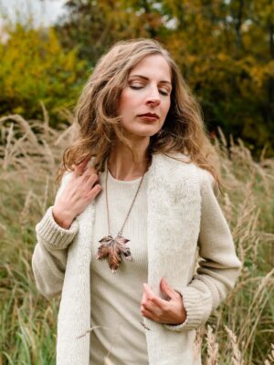 List javoru a kapičkou granátů