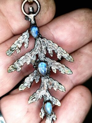 Větvička tuje a 3 x měsiční kámen