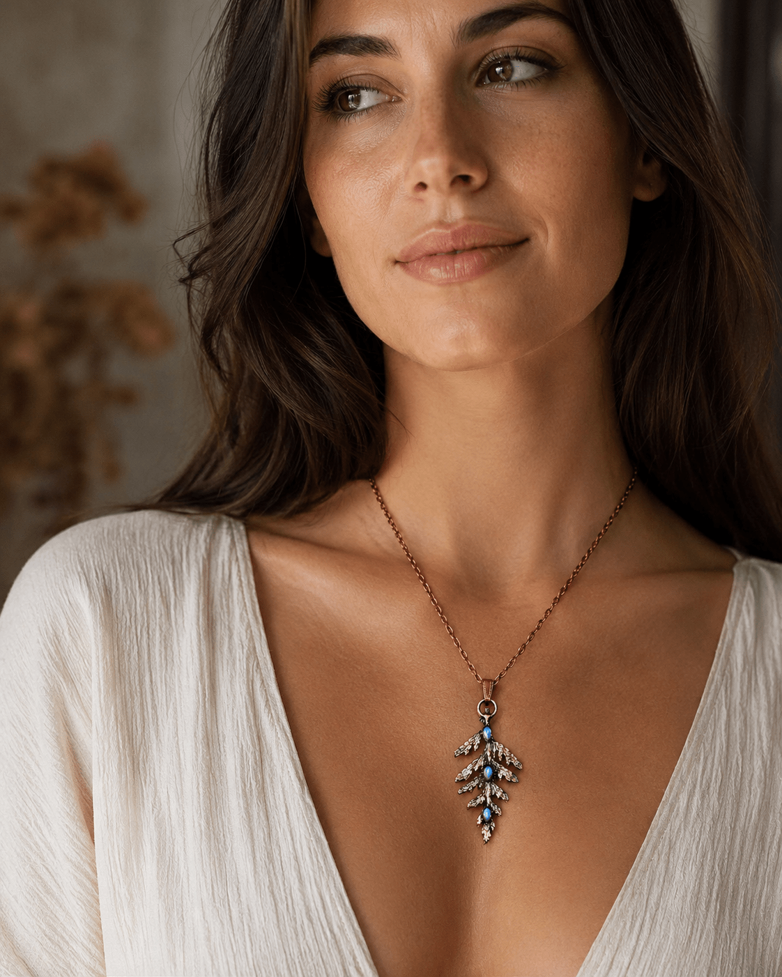Měděný talisman Větvička tuje se třemi měsíčními kameny na krku modelky