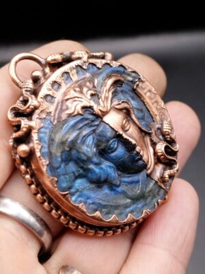 Labradoritový talisman Medúza – ochranný měděný přívěsek | Sirius