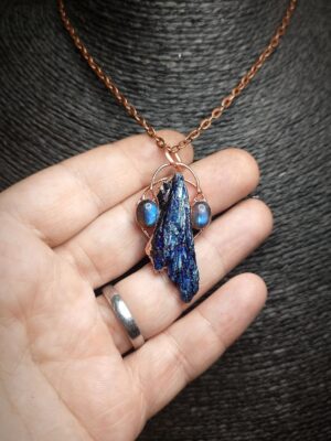 Strážce vnitřní harmonie a transformační síly - Kyanit s titanovou aurou