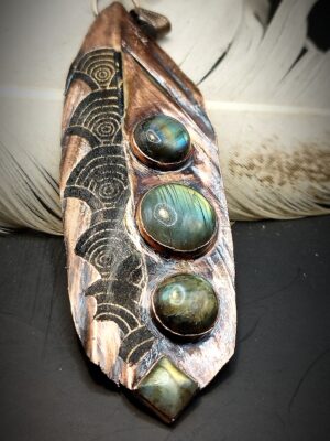 Labradoritový talisman Křídla proměny – měděný přívěsek | Sirius