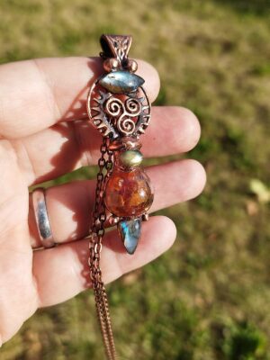 Měděný talisman Brána tří světů – ručně vyráběný šperk s labradoritem a jantarem