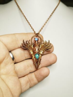 Zrozen z mědi, světla a posvátné symboliky