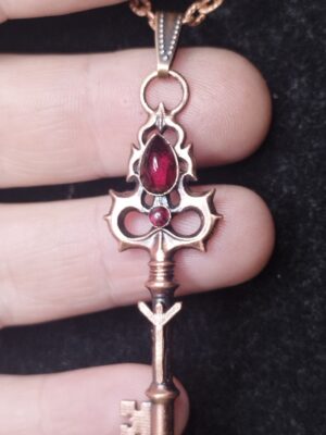 Gotický magický klíč s runou Algiz