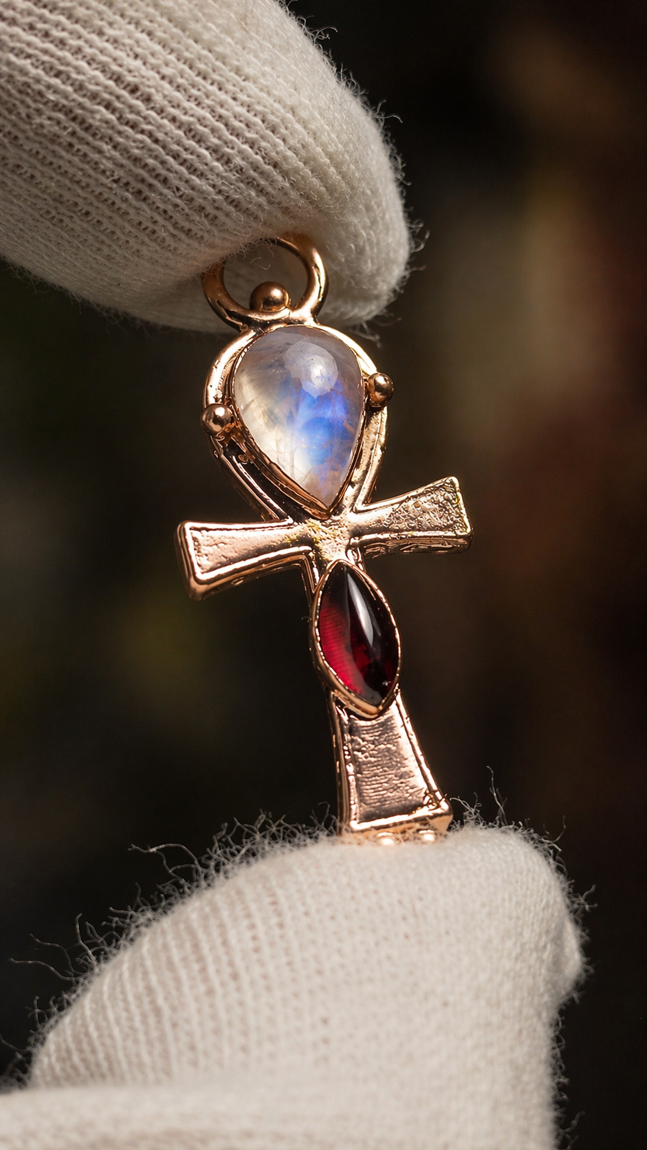detail ankh talisman měděný šperk ruční výroba měsíční kámen granát struktura