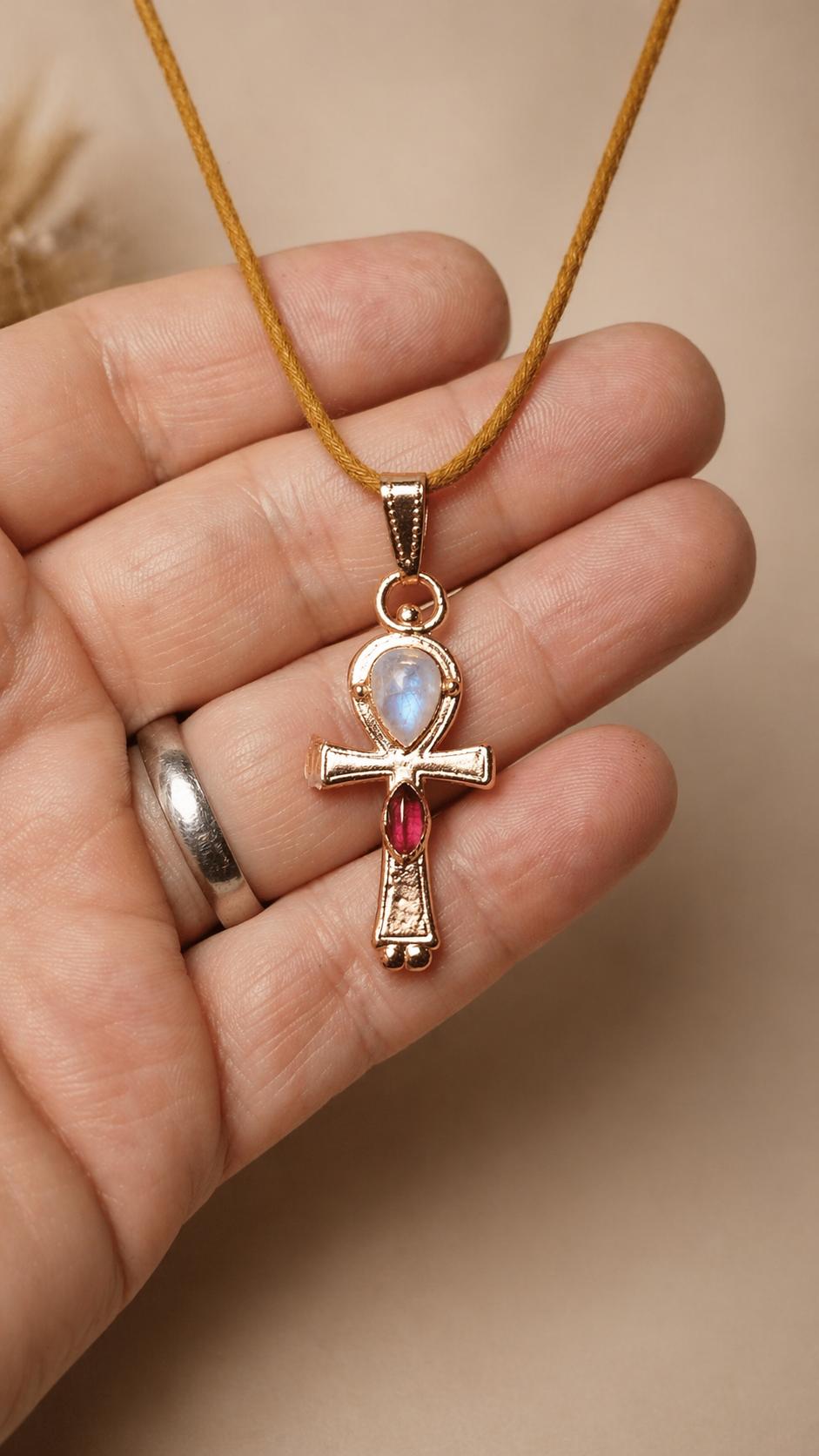 ankh talisman v ruce velikost měděný šperk měsíční kámen granát ruční výroba