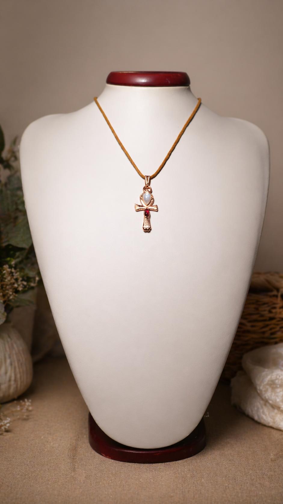 ankh talisman náhrdelník měděný šperk měsíční kámen granát na bustě