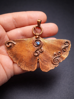 měděný talisman ginko s měsíčním kamenem ručně vyráběný