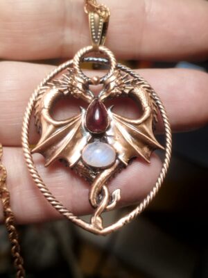 Měděný talisman s granátem a měsíčním kamenem ve tvaru draků – ruční výroba Sirius