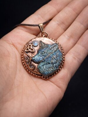 měděný talisman vlka s měsíčním kamenem a labradoritem ruční výroba
