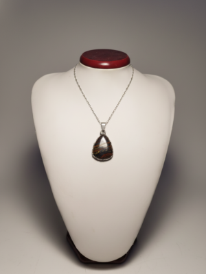 talisman tygří železo náhrdelník autorský šperk Sirius na bílé bustě