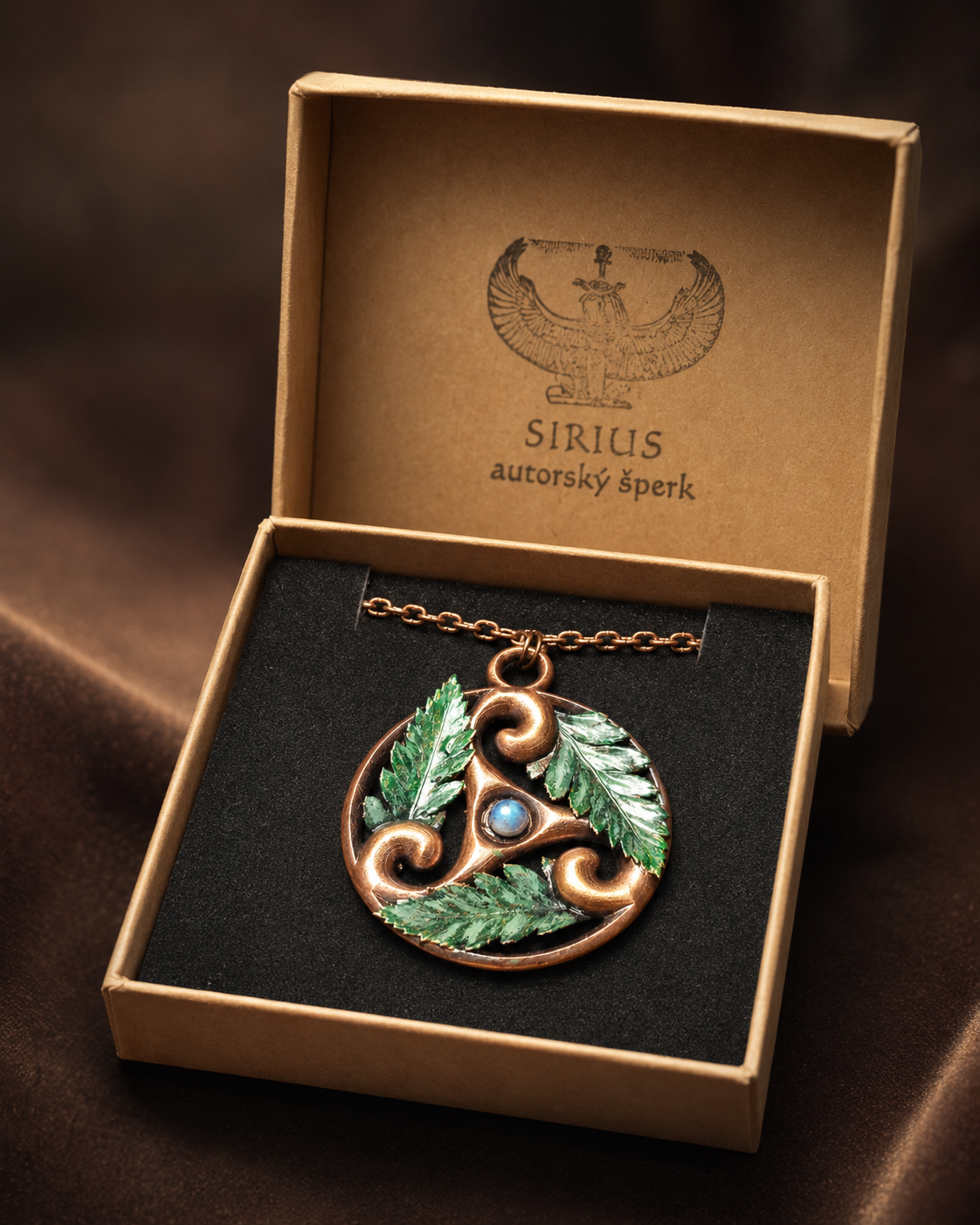Alternativní text / ALT: Autorský měděný talisman Tajemství tří cest s měsíčním kamenem v dárkové krabičce Sirius