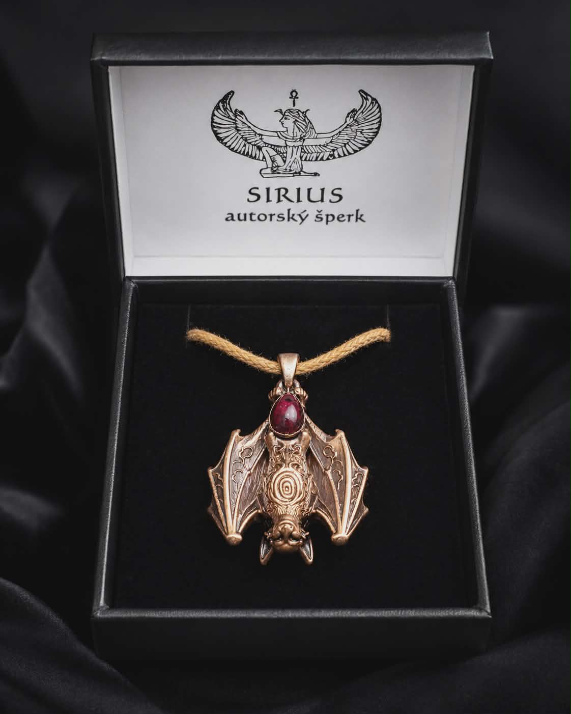 Měděný netopýří talisman s granátem Strážce noční intuice v dárkové krabičce Sirius autorský šperk