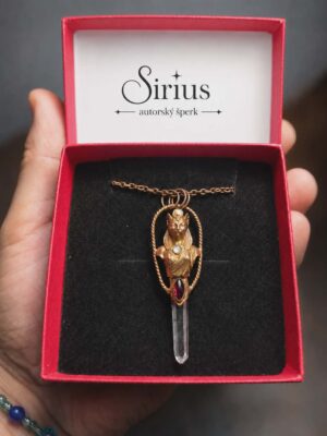Měděný talisman Bastet s granátem a křišťálem v dárkové krabičce Sirius autorský šperk