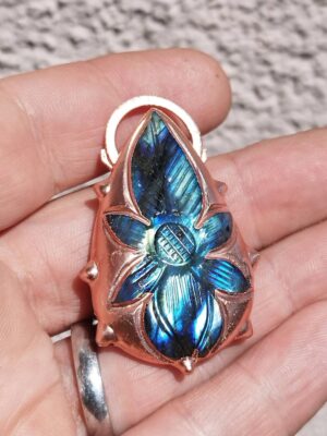 Autorský talisman Květ mezi světy z přírodního labradoritu a mědi, ručně vyrobený v dílně Sirius autorský šperk, ochranný talisman s runou Algiz.