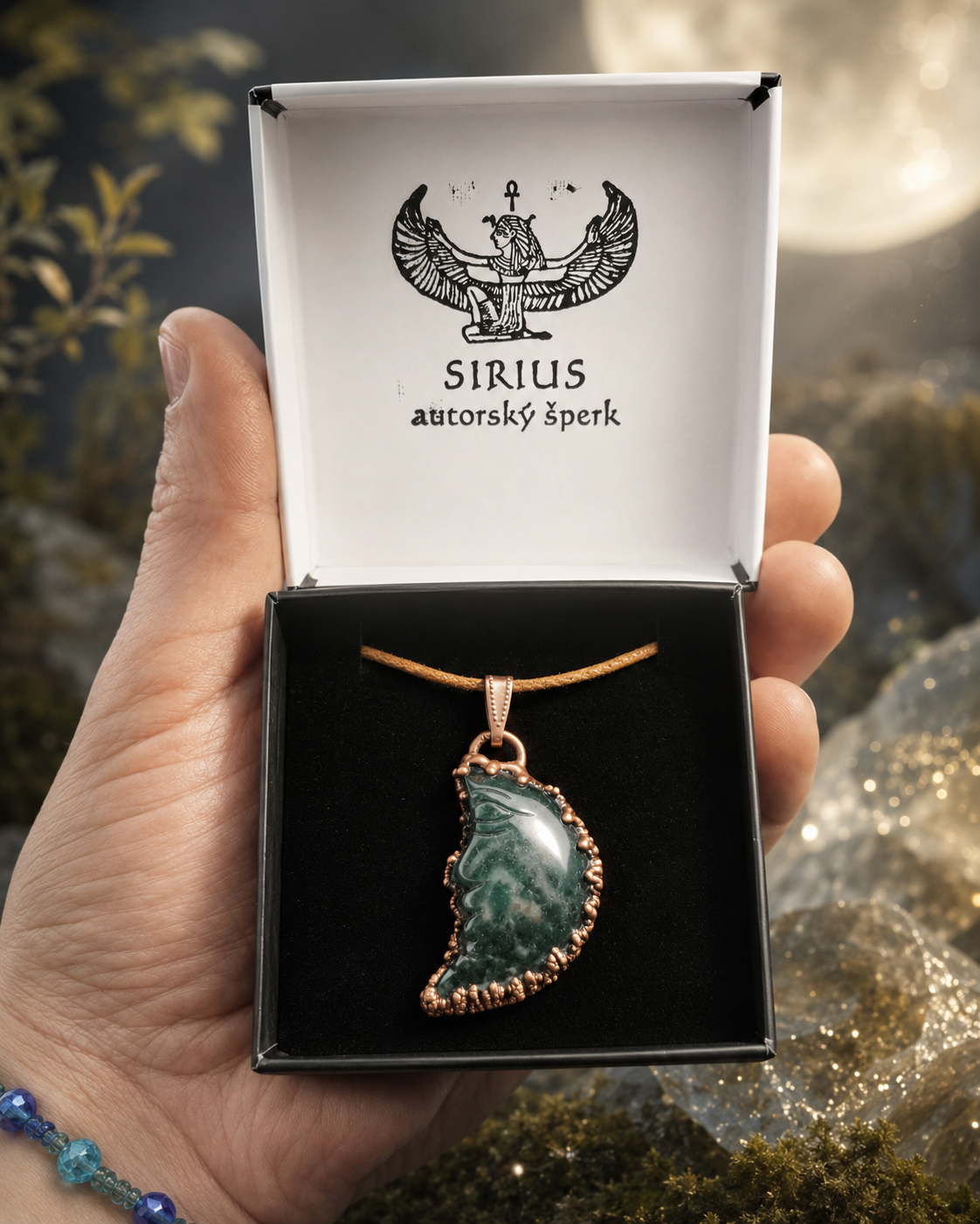 Měděný talisman Měsíc mechového ticha s achátem mechovým v krabičce Sirius autorský šperk