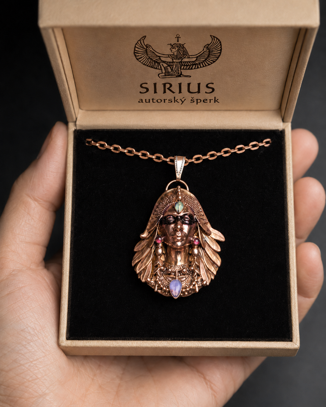 Měděný talisman Šamanka s olivínem, granáty a ametystem v krabičce s logem Sirius autorský šperk