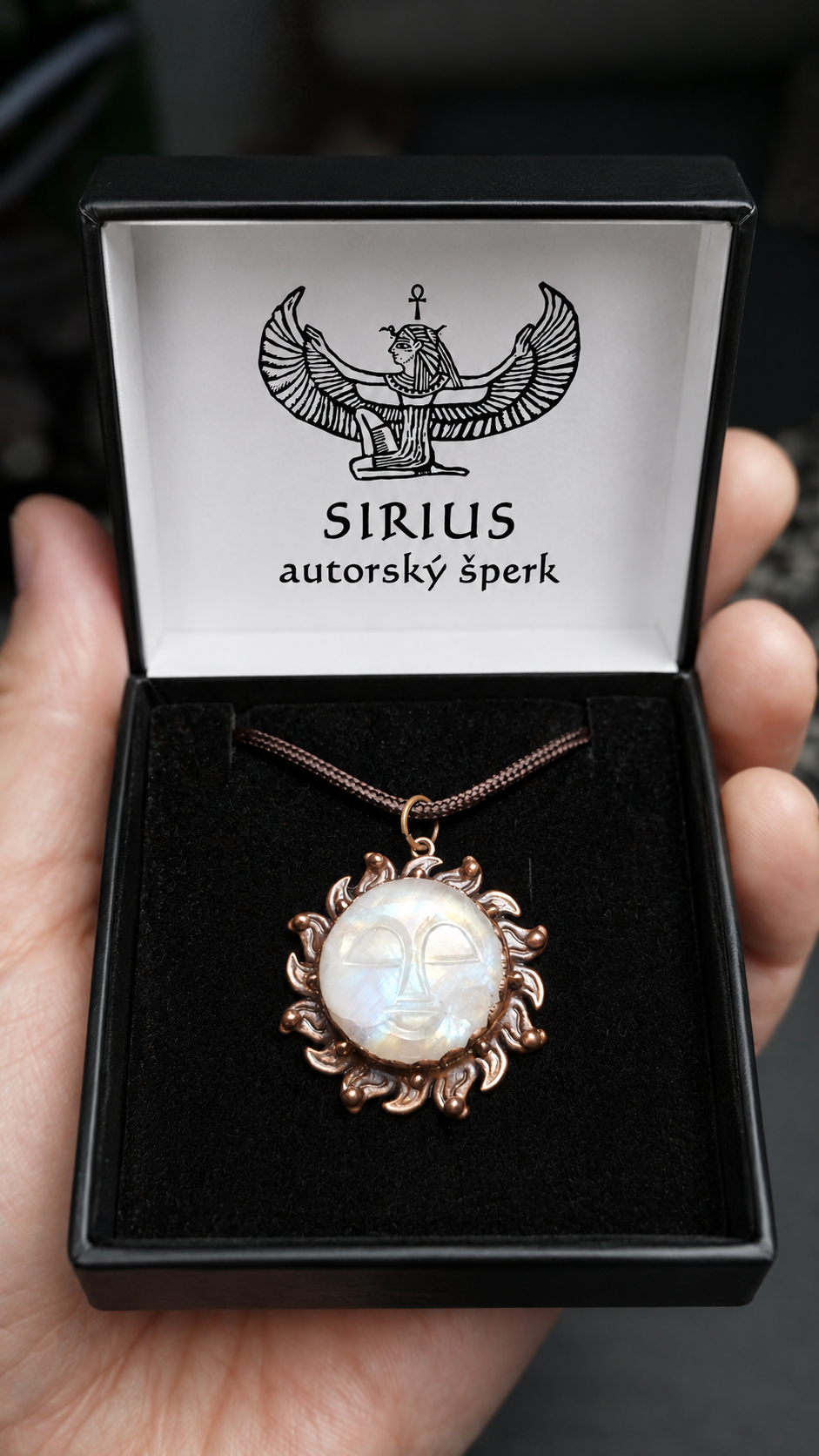 Měděný talisman s měsíčním kamenem Sluneční tvář Luny v dárkové krabičce Sirius autorský šperk