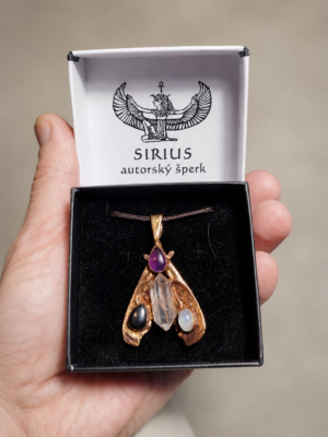 Měděný talisman Křídla vnitřního směru v dárkové krabičce s logem Sirius autorský šperk