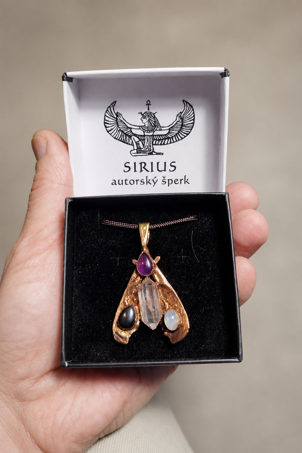 Měděný talisman Křídla vnitřního směru v dárkové krabičce s logem Sirius autorský šperk