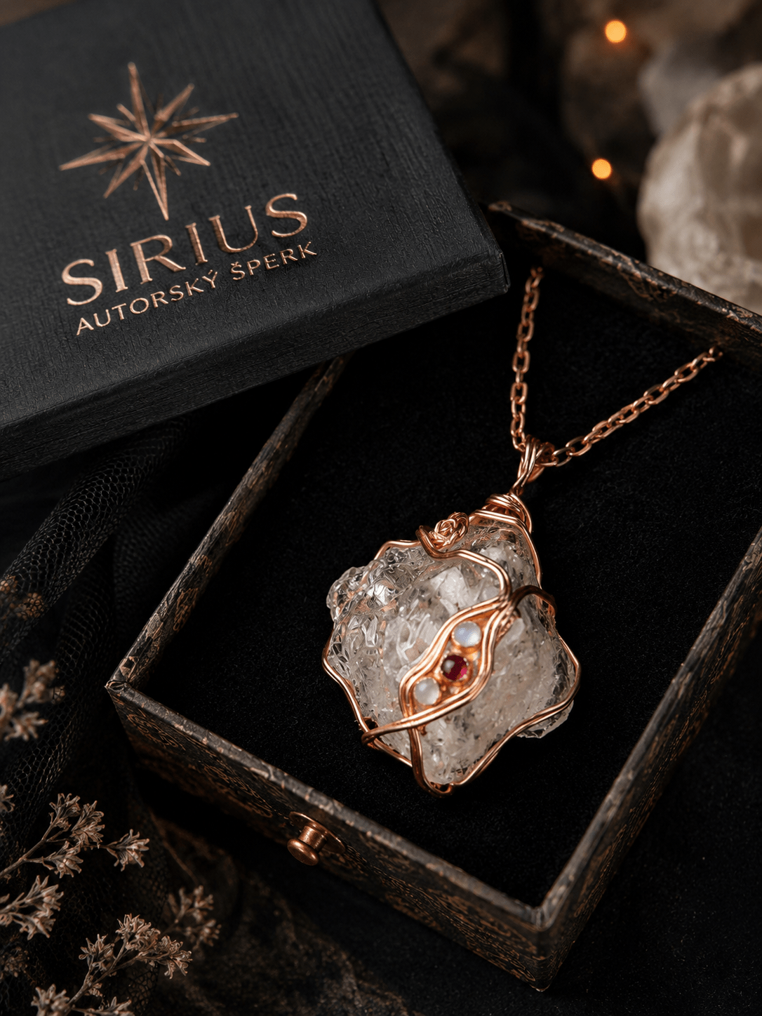 Autorský měděný talisman s křišťálem, měsíčními kameny a granátem v dárkové krabičce Sirius autorský šperk.