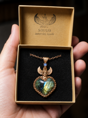 Srdce bohyně Isis – měděný talisman s labradoritem a měsíčním kamenem v krabičce Sirius