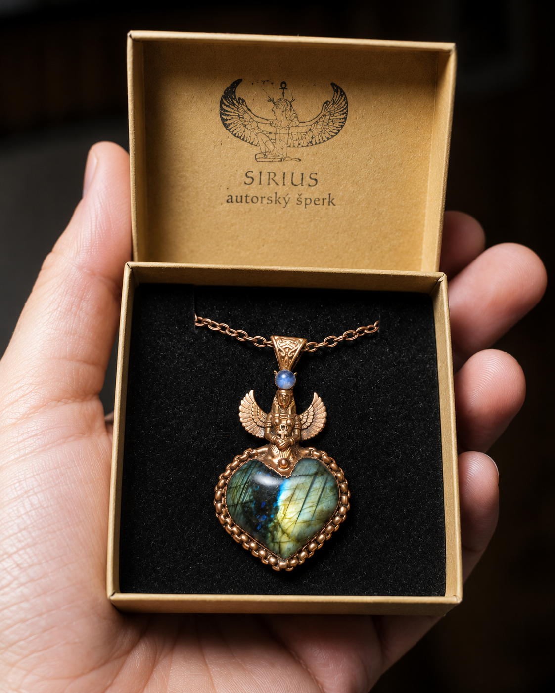 Srdce bohyně Isis – měděný talisman s labradoritem a měsíčním kamenem v krabičce Sirius