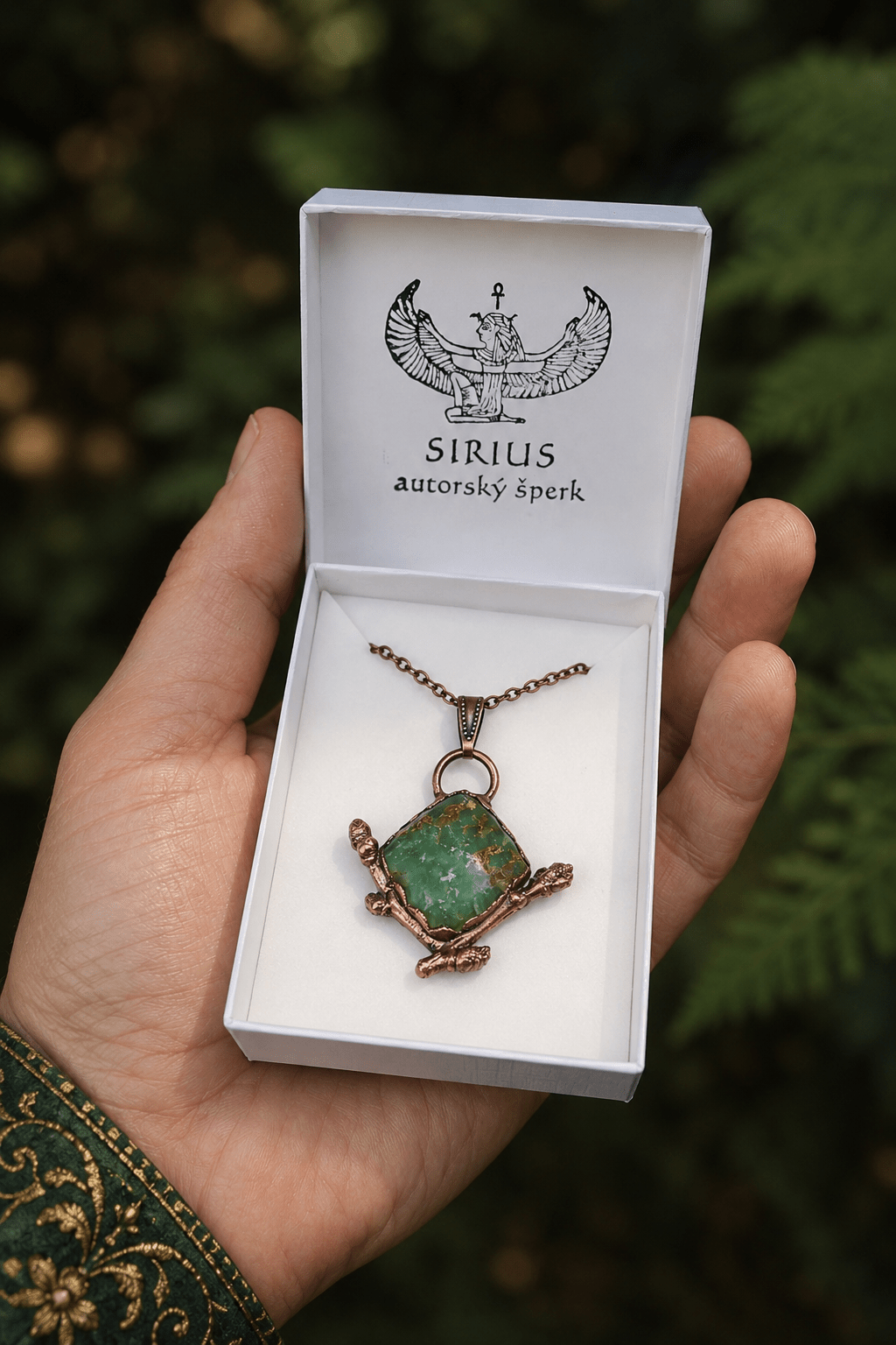 Autorský měděný talisman s přírodním chryzoprasem v dárkové krabičce Sirius autorský šperk připravený jako originální dárek.