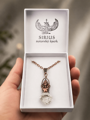 Autorský měděný talisman Athéna s přírodním křišťálem v krabičce Sirius