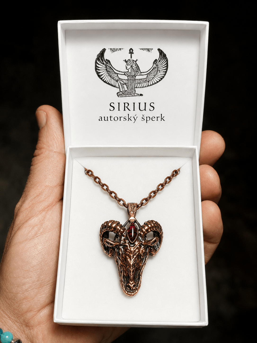 Strážce prvotní síly – měděný talisman berana s granátem v krabičce Sirius autorský šperk