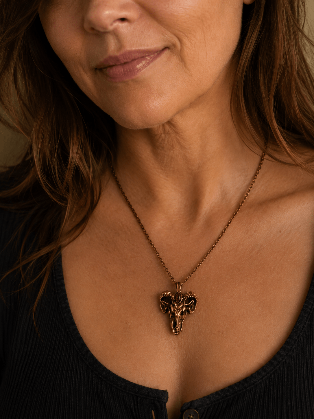Dáma středního věku s měděným talismanem Strážce prvotní síly s granátem
