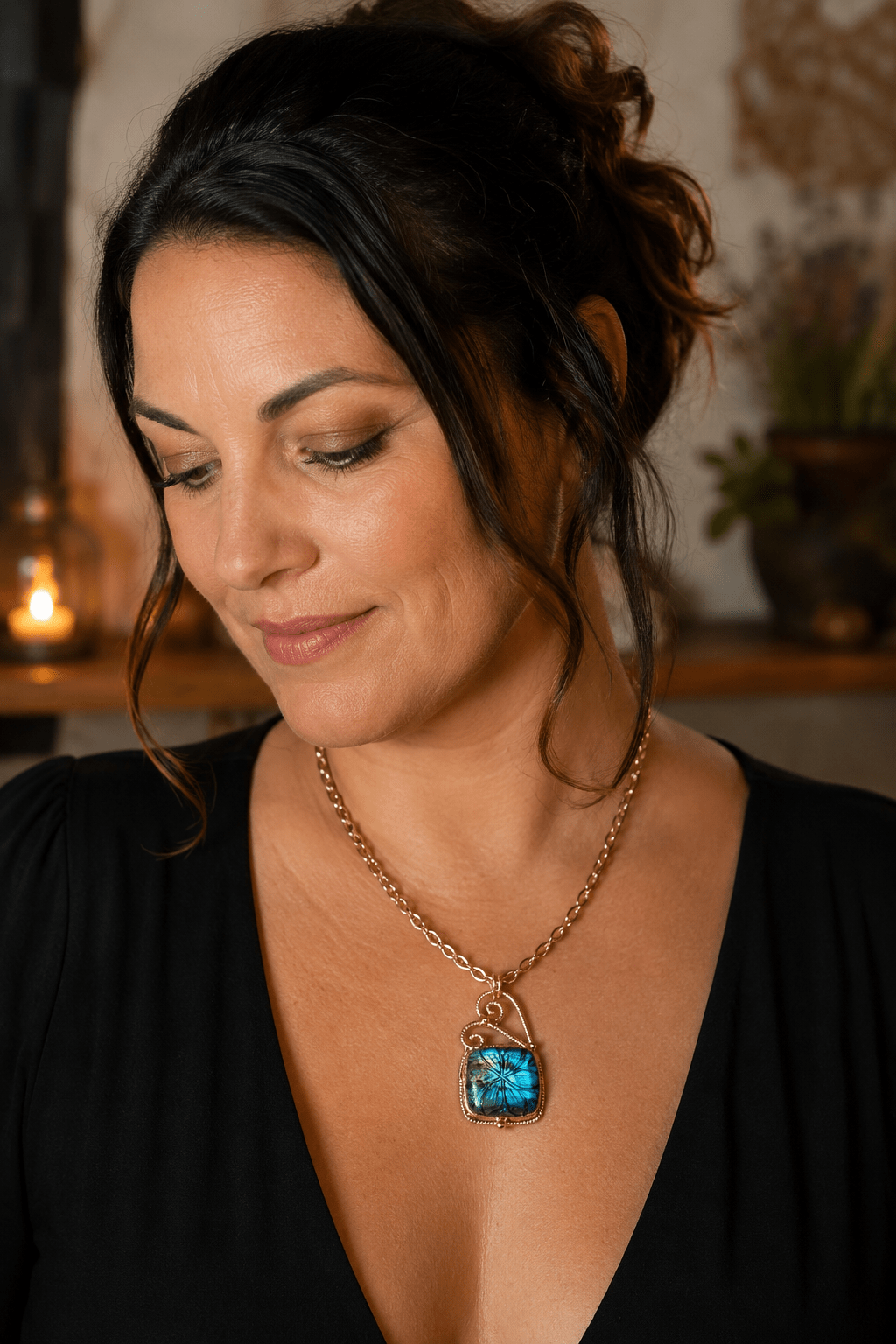 Žena s měděným talismanem a modrým labradoritem Tajemství azurové brány