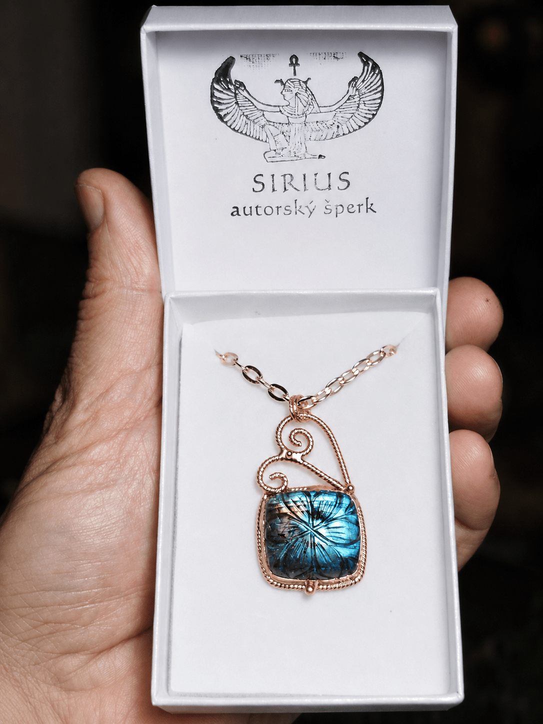 Měděný talisman s modrým labradoritem Tajemství azurové brány v krabičce Sirius autorský šperk