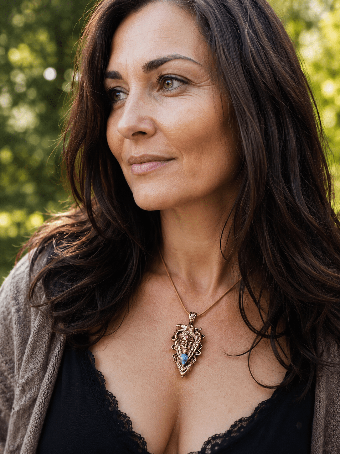Modelka s měděným talismanem Strážce Havraní moudrosti s měsíčním kamenem a granátem