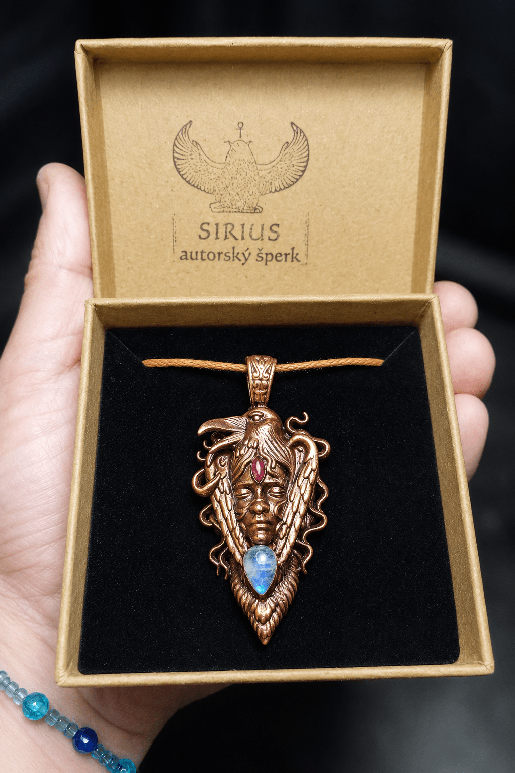 Měděný talisman Strážce Havraní moudrosti s měsíčním kamenem a granátem v krabičce Sirius autorský šperk