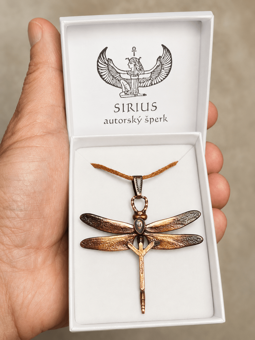 Měděný talisman Vážka světla s labradoritem a runou Algiz v krabičce Sirius
