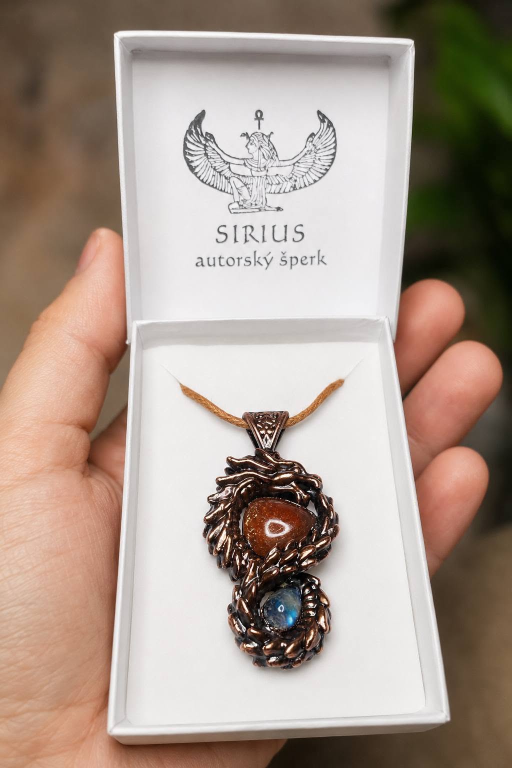Dračí Uroboros – měděný talisman se slunečním a měsíčním kamenem v krabičce Sirius