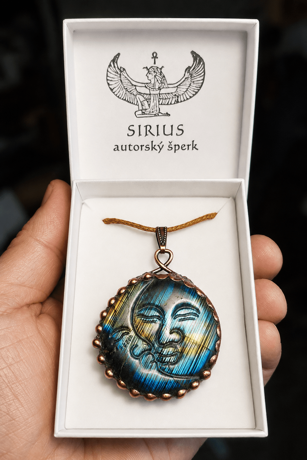 Měděný talisman Věčné spojení Slunce a Měsíce s vyřezávaným labradoritem v krabičce Sirius